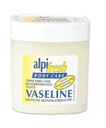 Вазелин Alpi Fresh ја штити кожата од штетните надворешни влијанија и помага да се задржи нејзината природна влага. Дерматолошки тестиран производ. Не содржи парфеми, бои и конзерванси. За надворешна употреба.